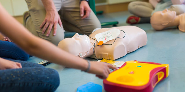 People using AED on training dummy